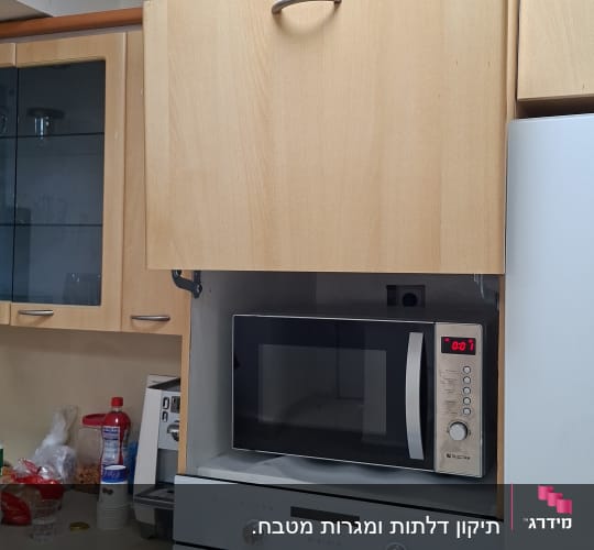 מיקרוגל ותנור במטבח עם ארונות עץ